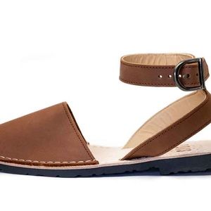 Authentic Leather Pons in Tan